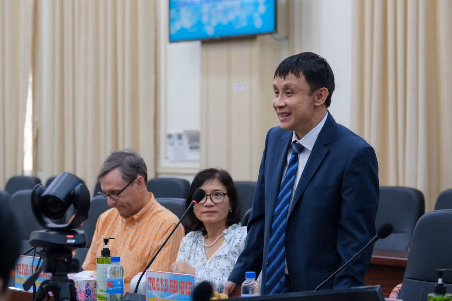 Thầy thuốc nhân dân, GS.TS.BS. Phạm Như Hiệp - Giám đốc Bệnh viện Trung ương Huế kỳ vọng ký kết hợp tác và tạo cơ hội cho các bên cùng phát triển. Thầy thuốc nhân dân, GS.TS.BS. Phạm Như Hiệp - Giám đốc Bệnh viện Trung ương Huế kỳ vọng ký kết hợp tác và tạo cơ hội cho các bên cùng phát triển.