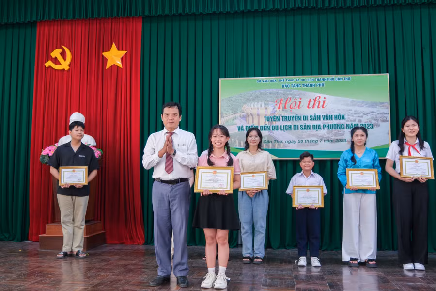 Ban tổ chức trao giải thưởng cho các đội thi tham gia.