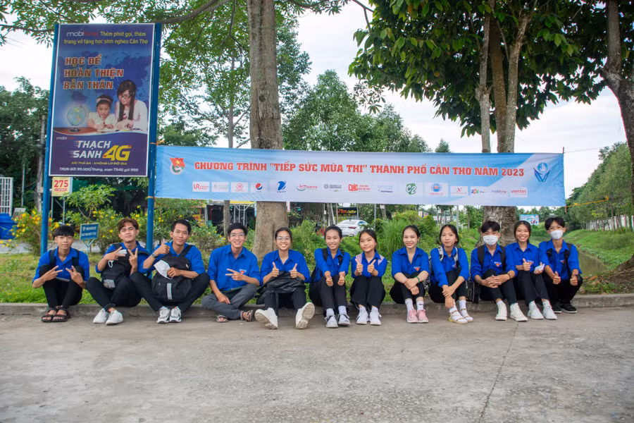 Đoàn trường THCS&amp;THPT Trần Ngọc Hoằng, huyện Cờ Đỏ (TP. Cần Thơ) hỗ trợ tiếp sức thí sinh tại điểm thi THPT Hà Huy Giáp.