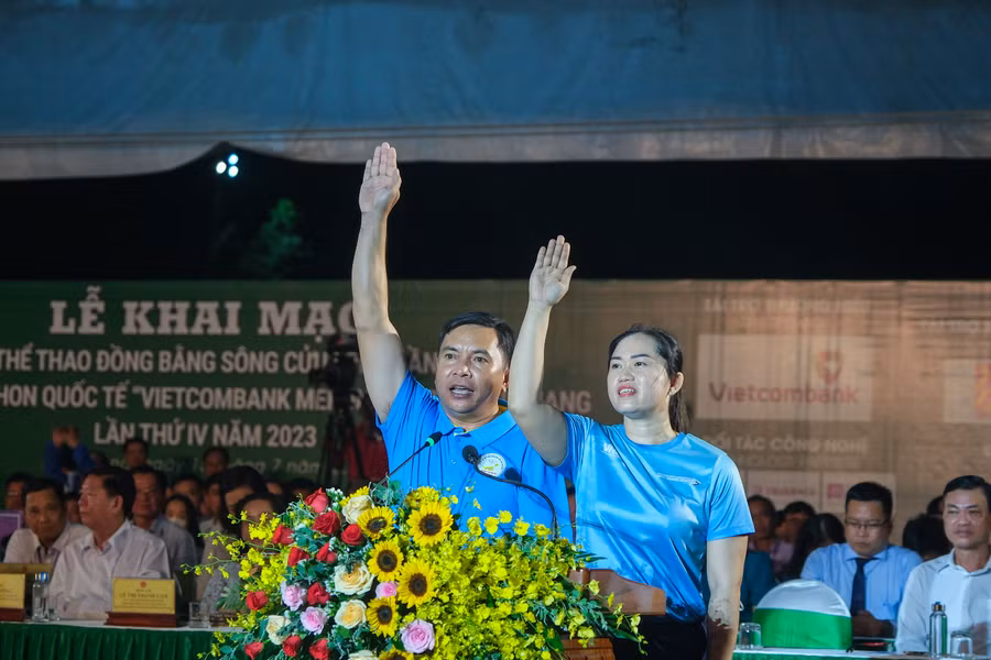 Vận động viên và trọng tài thực hiện nghi thức tuyên thệ. Vận động viên và trọng tài thực hiện nghi thức tuyên thệ.