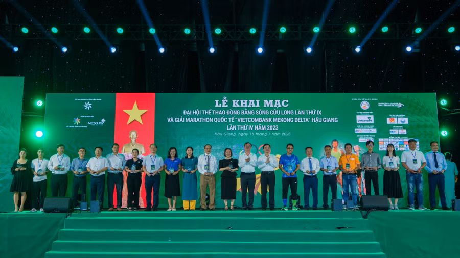 Ban tổ chức tặng kỷ niệm chương cho các đơn vị tài trợ.