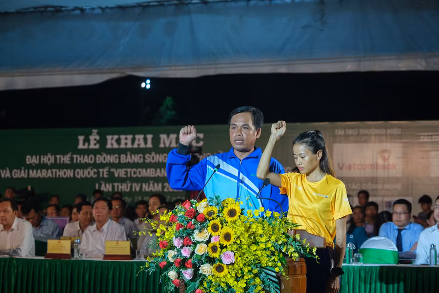 Vận động viên và trọng tài thực hiện nghi thức tuyên thệ. Vận động viên và trọng tài thực hiện nghi thức tuyên thệ.