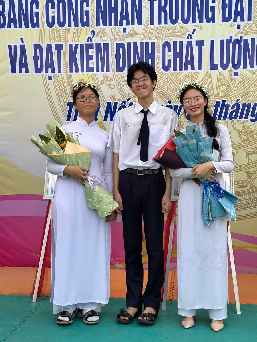 Em Lưu Đỗ Minh Triết (giữa), học sinh lớp 12A1 Trường THPT Thốt Nốt đạt điểm thi cao nhất kỳ thi THPT năm 2023 tại Cần Thơ.
