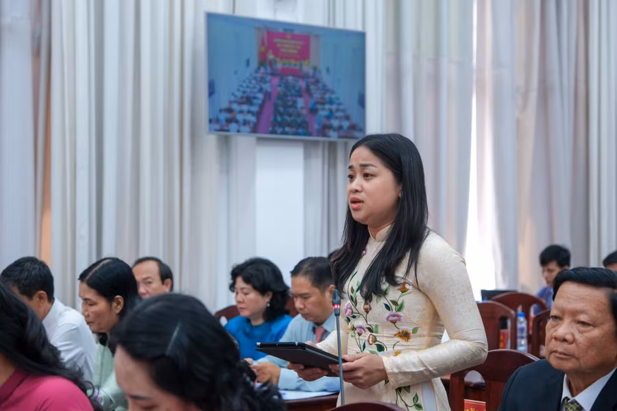 Đại biểu nêu vấn đề và yêu cầu lãnh đạo ngành GD trả lời chất vấn. Đại biểu nêu vấn đề và yêu cầu lãnh đạo ngành GD trả lời chất vấn.