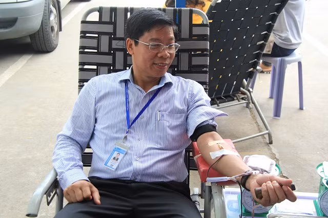 PGS.TS Nguyễn Xuân Hoàn- Phó hiệu trưởng HUFI hiến máu tại ngày hội