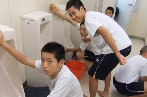 hoc sinh nhat ban tu don dep lop hoc nha ve sinh
