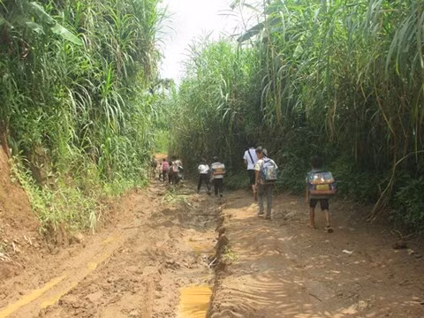 Chính quyền địa phương đã rất nỗ lực để tạo điều kiện cho các em nhỏ được đến trường.
