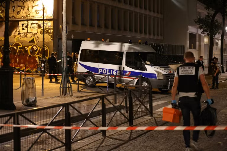 Cảnh sát Paris đang phong tỏa hiện trường sau vụ tấn công