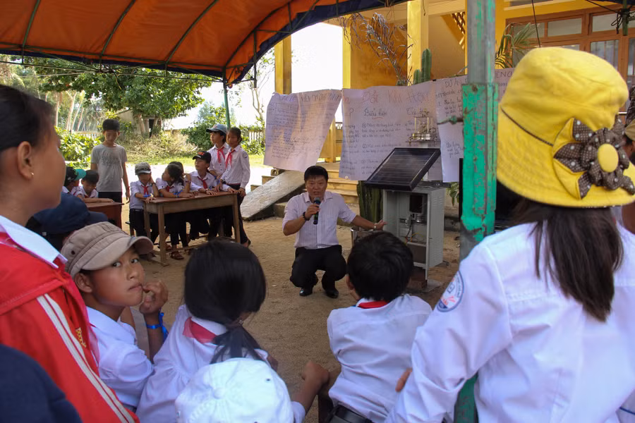 Cán bộ Trung tâm quan trắc khí tượng thủy văn giới thiệu Trạm quan trắc thời tiết tự động cho học sinh đảo Lý Sơn. Ảnh: Hoài Linh