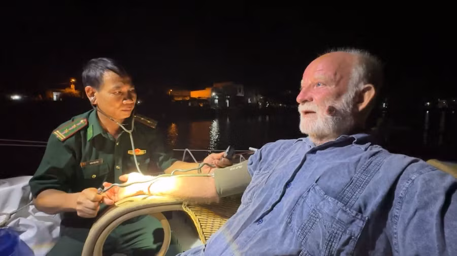 Cán bộ Đồn Biên phòng Sa Huỳnh kiểm tra sức khoẻ cho ông Quinn Richard Anthony. Cán bộ Đồn Biên phòng Sa Huỳnh kiểm tra sức khoẻ cho ông Quinn Richard Anthony.