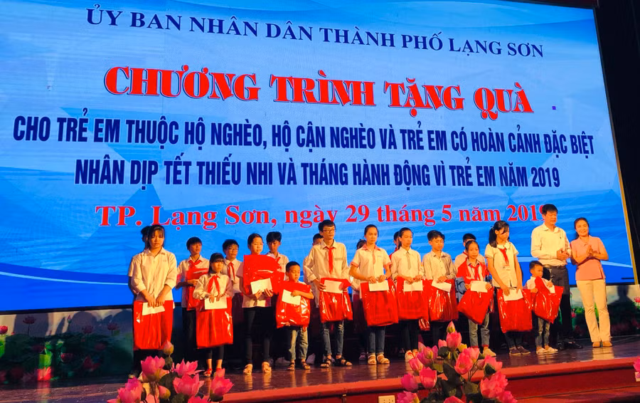 Đại diện lãnh đạo Hội Khuyến học TP Lạng Sơn và Công ty TNHH Xuân Cương tặng quà cho trẻ em có hoàn cảnh đặc biệt khó khăn