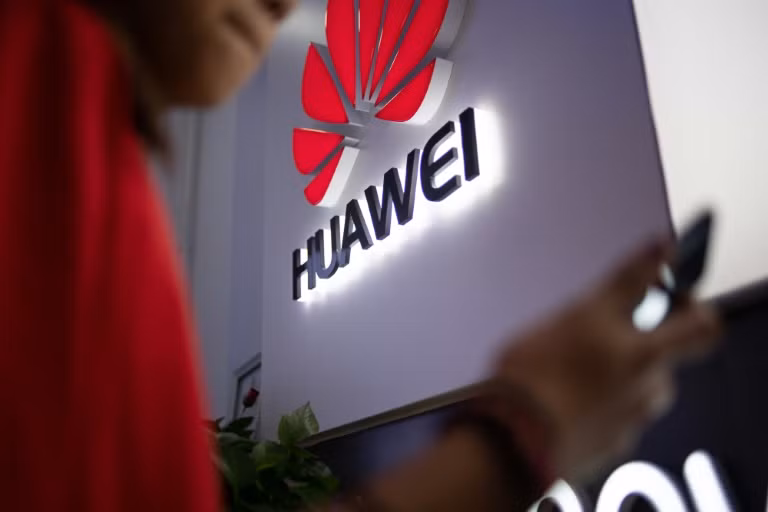 Người khổng lồ công nghệ Trung Quốc Huawei đang phải đối mặt với khó khăn trên nhiều mặt trận, bao gồm các giới hạn trong việc tiếp cận thị trường Mỹ và cáo buộc liên kết với chính phủ Trung Quốc. Ảnh: AFP