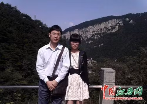 Thư cha gửi con gái vào đại học được hàng triệu phụ huynh chia sẻ ảnh 2 Wu Hui và von gái khi cô bé lên trung học phổ thông.
