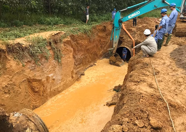 Đường ống nước bị vỡ chuẩn bị được thay mới. Ảnh: Gia Chính.