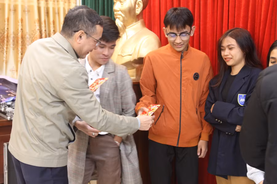 Năm nay, khoa Quốc tế có 50 sinh viên ở lại Việt Nam đón tết cổ truyền.