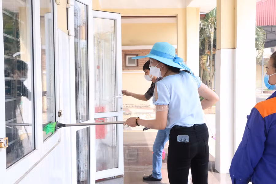 Cô giáo chủ nhiệm cùng phụ huynh lau dọn vệ sinh cả các khu vực hành lang, cửa sổ, cửa ra vào.