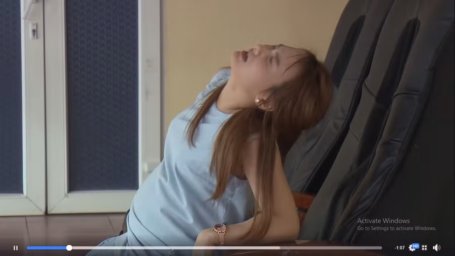 Thư vật vã đau đẻ và gọi tên Vũ.