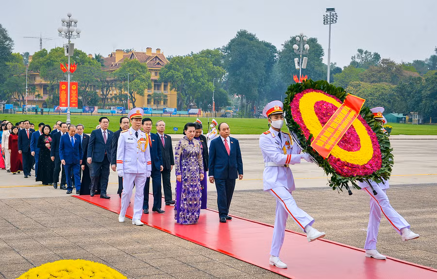 
Các đồng chí Lãnh đạo Đảng, Nhà nước, Quốc hội, Mặt trận Tổ quốc Việt Nam và các đại biểu Quốc hội tới đặt vòng hoa và vào Lăng viếng Chủ tịch Hồ Chí Minh.