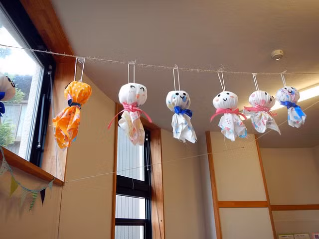 Đằng sau búp bê cầu nắng đáng yêu mà người Nhật thường treo trước hiên nhà hóa ra lại là một câu chuyện khá rùng rợn - Hình 3