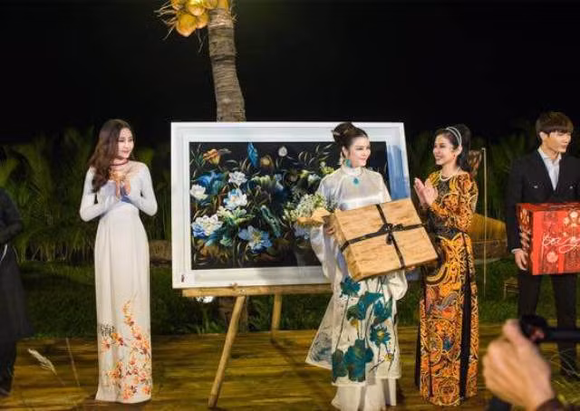 Hoa hậu Ngân Anh lên tiếng chuyện đấu giá áo dài 700 triệu