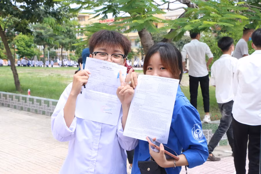 Thí sinh Nguyễn Bảo Ngọc (bìa trái) rất tâm đắc với đề thi Ngữ văn năm nay. Thí sinh Nguyễn Bảo Ngọc (bìa trái) rất tâm đắc với đề thi Ngữ văn năm nay.