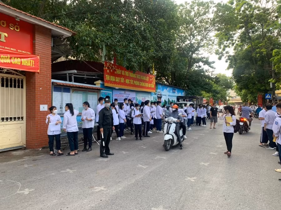 Đảm bảo giao thông thông suốt ở cổng trường thi là ưu tiên hàng đầu của mỗi điểm thi. Đảm bảo giao thông thông suốt ở cổng trường thi là ưu tiên hàng đầu của mỗi điểm thi.
