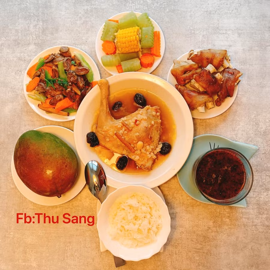 Đùi gà hầm thuốc bắc; Tìm gà xào thập cẩm; Móng giò tẩm mật ong; Rau củ luộc; Xoài; Sinh tố việt quất.