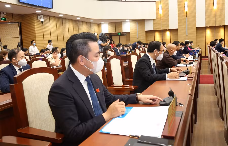 Các đại biểu HĐND TP Hà Nội bấm nút thông qua dự thảo Nghị quyết