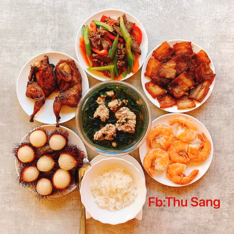 Bò xào cần Tây ớt chuông; Chim nướng mật ong; Thịt cháy cạnh; Tôm hấp; Canh rau ngót thịt bằm; Chôm chôm.