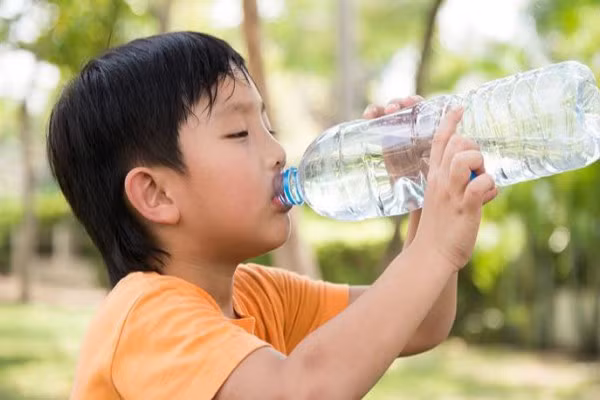  Cơ thể trẻ không thể thiếu nước nên cần uống 1,5-2 lít nước một ngày. Ảnh: Health 
