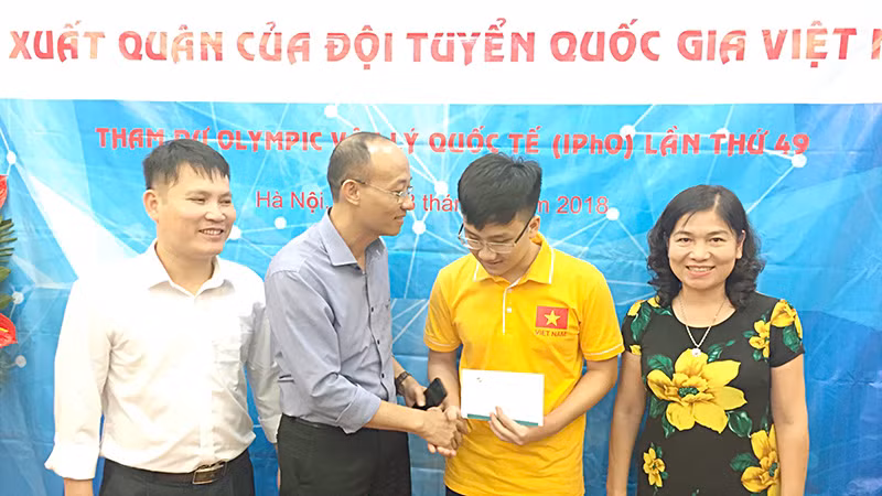 Đồng chí Trần Tuấn Nam - Giám đốc Sở GD&ĐT (thứ hai, từ trái) động viên Trịnh Xuân Hiếu trước ngày lên đường dự thi tại Bồ Đào Nha.