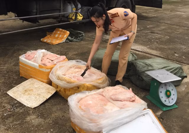 Toàn bộ thực phẩm đã bốc mùi hôi thối...