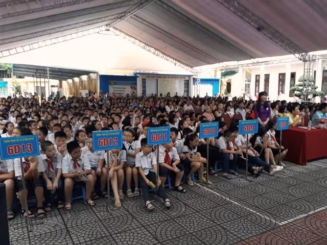 Gần 700 em học sinh lớp 6 cùng phụ huynh học sinh đến tham dự