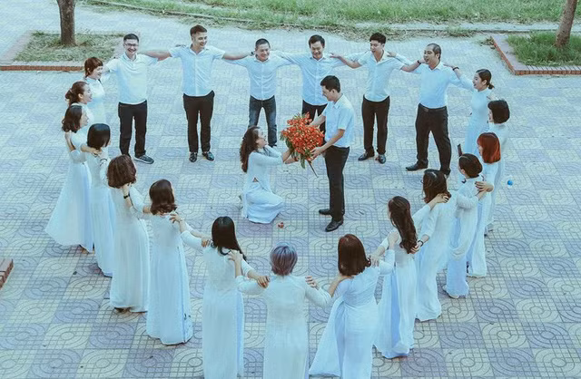 Bạn học cũ luôn gắn với mỗi người rất nhiều ký ức, kỷ niệm buồn vui (Ảnh minh họa: Học sinh lớp A, khóa 1994 - 1998, Trường THCS Quang Trung, Vinh, Nghệ An)