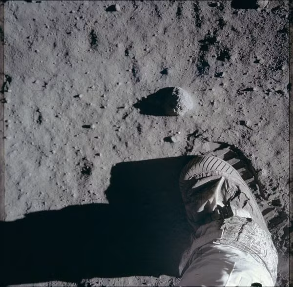 Aldrin chụp hình ảnh dấu chân của mình trên mặt trăng.