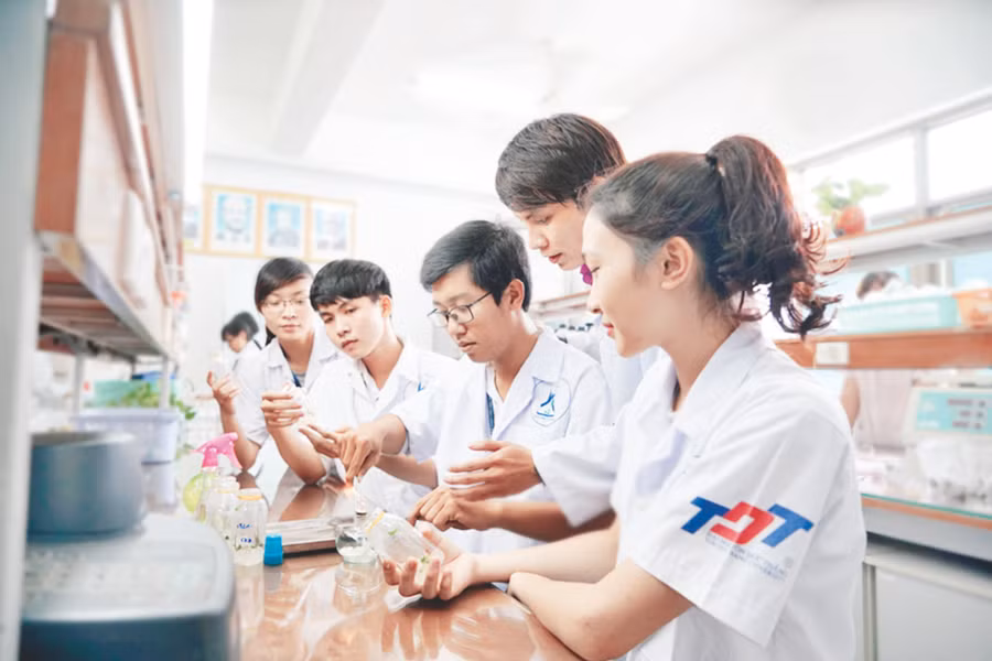 Sinh viên Trường ĐH Tôn Đức Thắng trong giờ học thực hành