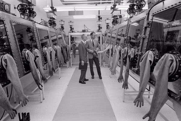 Michael Collins, bên phải, đang ghé thăm phòng thí nghiệm Lunar Receiving Lab tại Manned Spacecraft Center vào năm 1967.