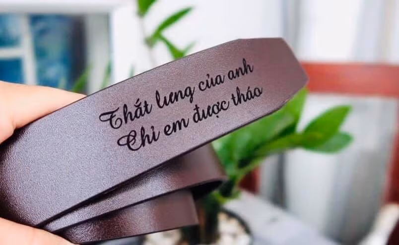 Đoán là Thư – Vũ cũng về với nhau thôi nhưng chiếc thắt lưng cô tặng chồng mới thật thâm thúy Đoán là Thư – Vũ cũng về với nhau thôi nhưng chiếc thắt lưng cô tặng chồng mới thật thâm thúy