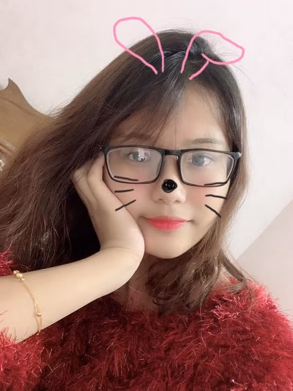  Cô bé càng lớn càng xinh đẹp nổi bật. 