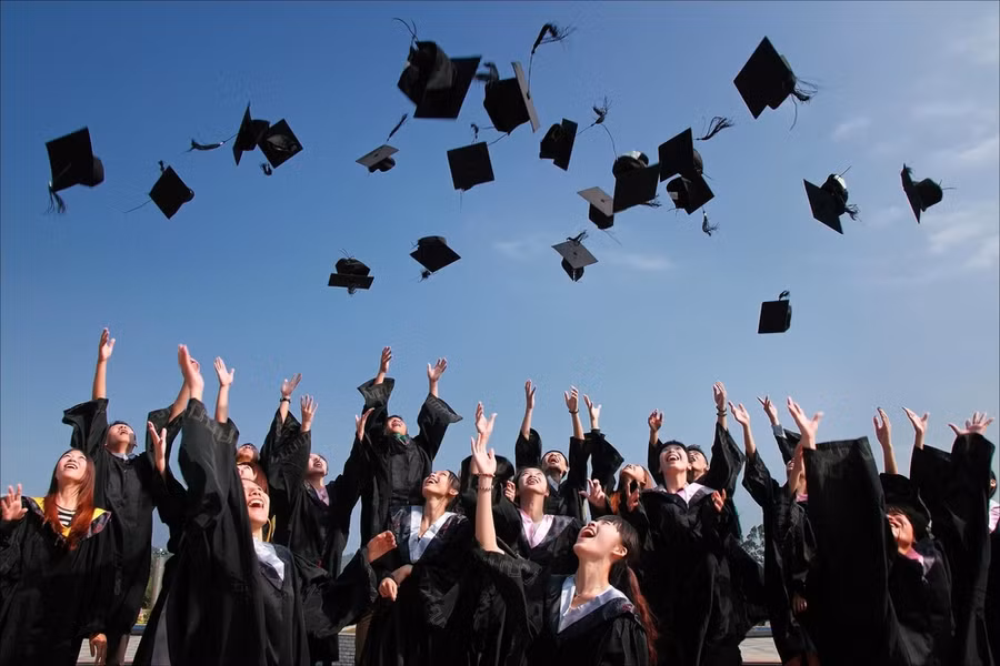 Ngày tốt nghiệp đại học, chàng trai đã làm một điều dành cho người mẹ quá cố khiến nhiều người xúc động. (Ảnh: Minh họa).