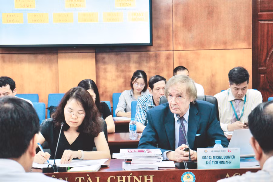 GS Michel Bouvier trong cuộc thảo luận với các chuyên gia Pháp và Việt Nam về chi ngân sách cho GD- ĐT. Ảnh: An Nhiên.