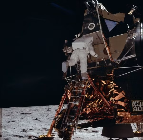 Aldrin đang chuẩn bị đặt chân lên mặt trăng.