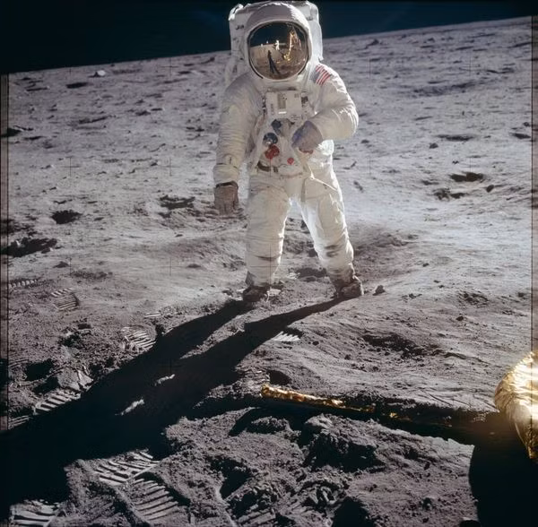 Mặc dù Neil Armstrong chụp rất nhiều hình trong chuyến đi bộ trên mặt trăng, anh rất ít xuất hiện trong hình ảnh, đây là một trong số đó.