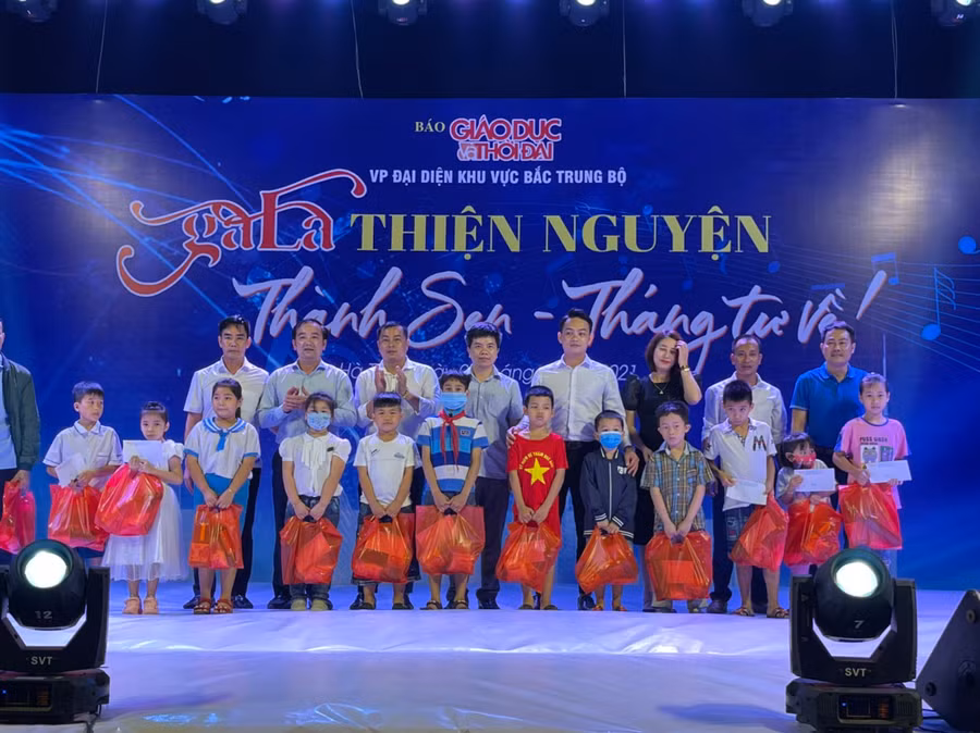 Mỗi suất quà có giá trị 1 triệu đồng, gồm quà và tiền mặt được trao trực tiếp cho các em học sinh tiểu học trên địa bàn thành phố.