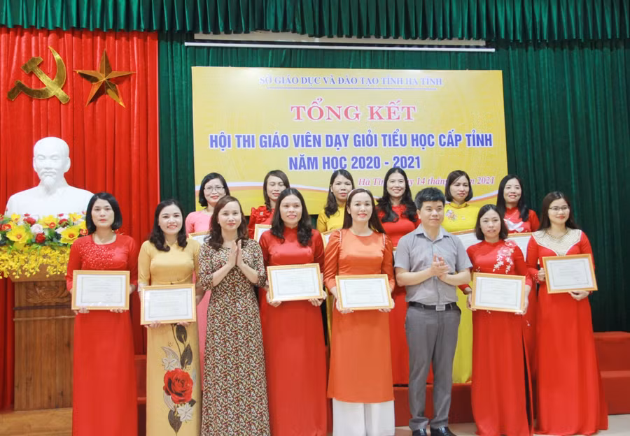 Lãnh đạo Sở GD&ĐT Hà Tĩnh trao Giấy chứng nhận cho các GV đạt giải Nhì.