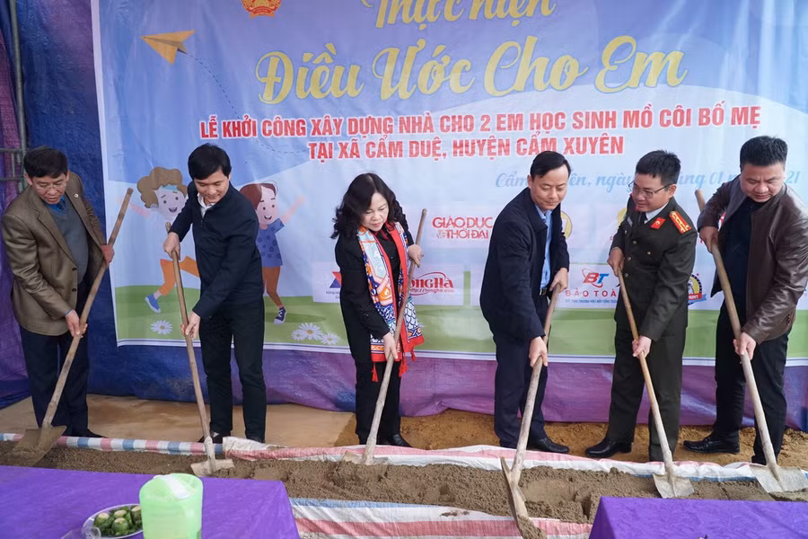 Thứ trưởng Bộ GD&amp;ĐT Ngô Thị Minh cùng Đoàn công tác thực hiện lễ khởi công vào ngày 17/1/2021.