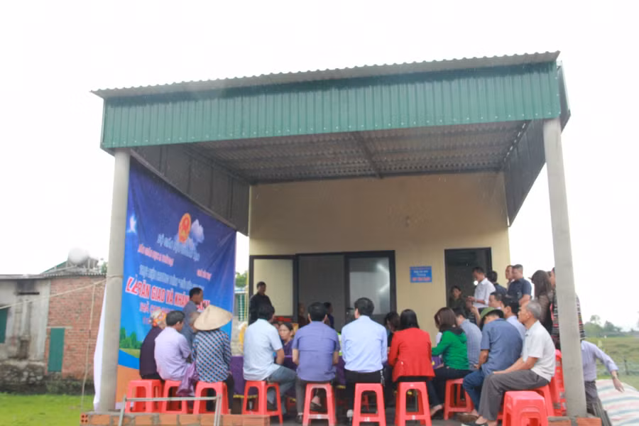 Chính quyền, người dân địa phương đến tham dự lễ khánh thành nhà.