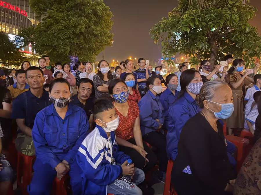 Đêm thiện nguyện thu hút đông đảo người dân, giáo viên, học sinh khắp thành phố Hà Tĩnh quan tâm theo dõi.