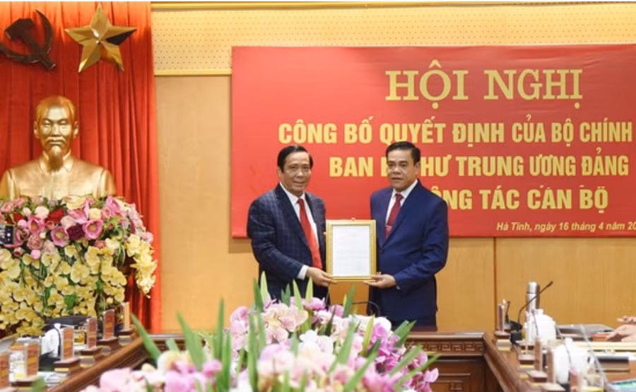 Phó Trưởng ban Thường trực Ban Tổ chức Trung ương Nguyễn Thanh Bình trao quyết định cho đồng chí Võ Trọng Hải...