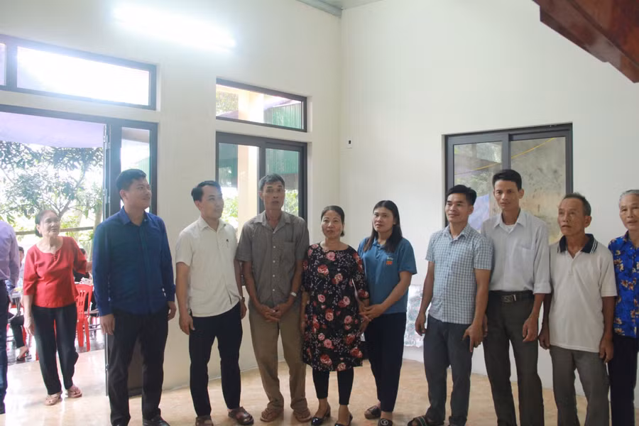 Người dân tham quan căn nhà bà Lan.